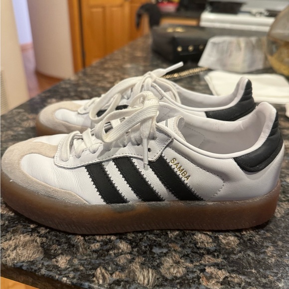 Adidas Sambaes Size 5 1/2 but run big! - Picture 1 of 4
